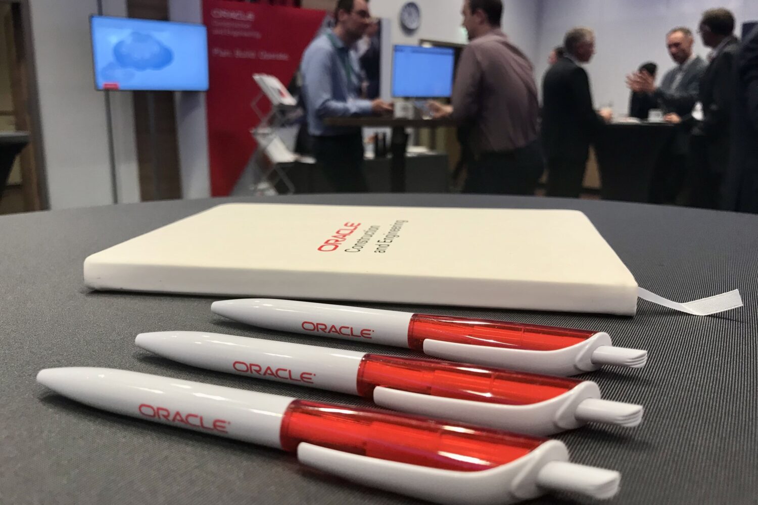 Discover how SaaS and Cloud giants like Oracle build a brand community and amplify their message far and wide. Get the inside strategy for your business.