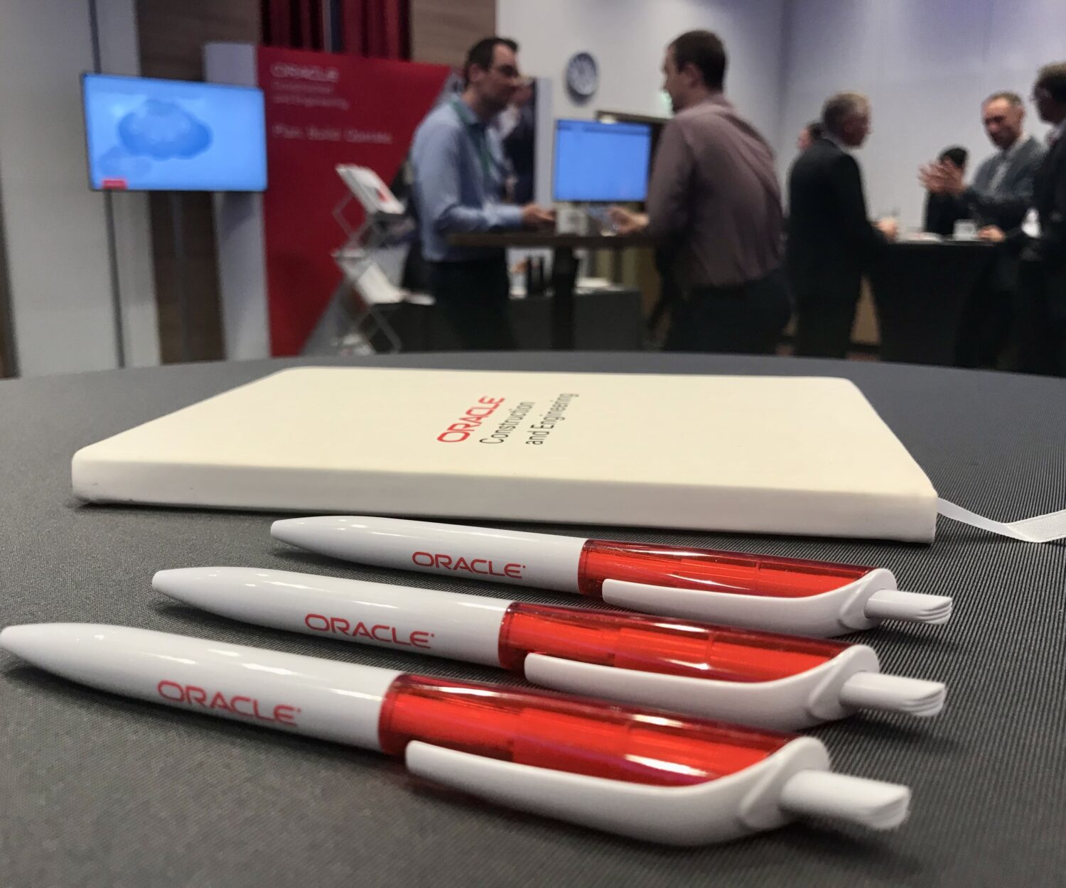Discover how SaaS and Cloud giants like Oracle build a brand community and amplify their message far and wide. Get the inside strategy for your business.